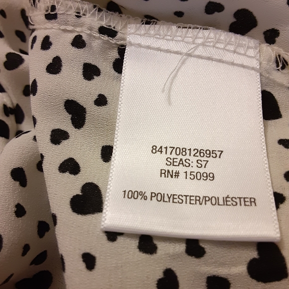 White blouse with black hearts. - Picture 6 of 7